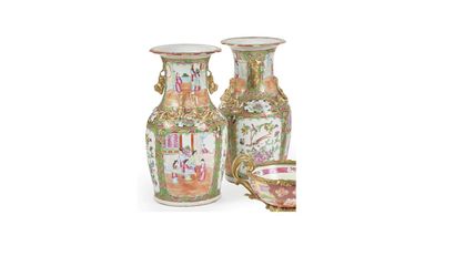 null Paire de vases en porcelaine de Canton à décor polychrome de scènes de palais


Chine,...