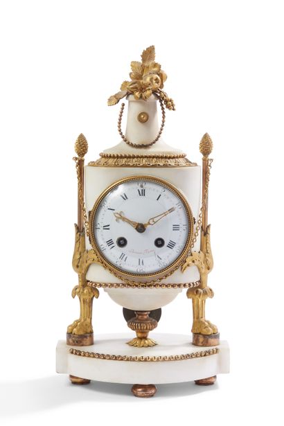 null Small gilt bronze and white marble clock with a fire pot 


Louis XVI style...