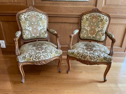 null Pair of armchairs in natural wood, moulded and carved with shells.


Rocaille...
