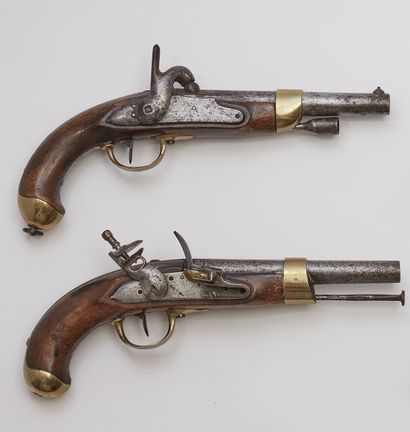 null Paire de pistolets "Manufacture du Roy à Charleville", crosse en bois gravée...