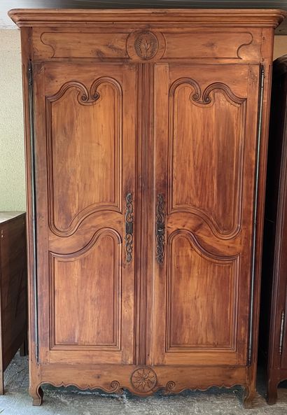 null Armoire en bois naturel mouluré et sculpté de réserves et médaillons. 


XVIIIe...