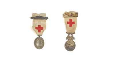 null * Croix-Rouge - Lot de deux : une médaille de l’Union de Femmes de France et...