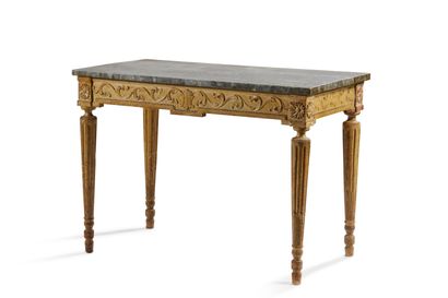null Table console en bois sculpté et peint, le dessus de marbre bleu Turquin reposant...