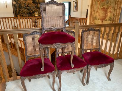 null Suite de quatre chaises en bois naturel mouluré et sculpté de coquilles, assise...