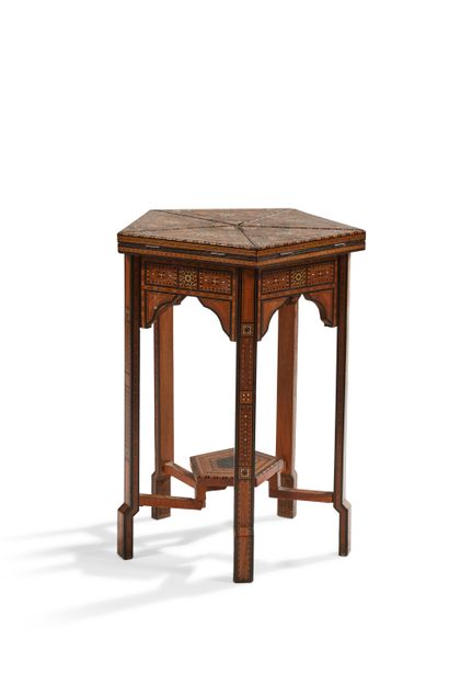 null * Table à jeux dite « mouchoir », Proche-Orient, début XXe siècle


Table pliante...