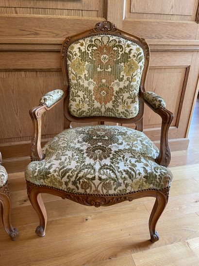 null Pair of armchairs in natural wood, moulded and carved with shells.


Rocaille...