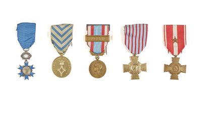 null * France - Lot de cinq médailles : une étoile de l’ordre national du Mérite...
