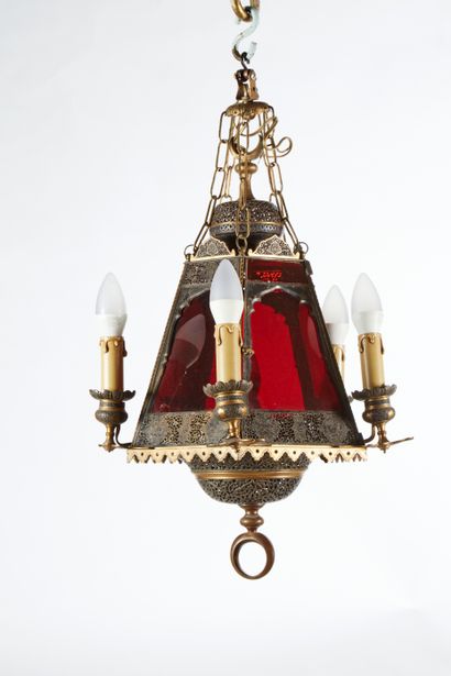 null Lanterne de style orientale en laiton et verre teinté rouge 


XXe siècle


H....