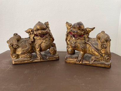 null China 

Pair of gilded wood Dogs of Fô subjects 

H. 21 cm - Width 17 cm