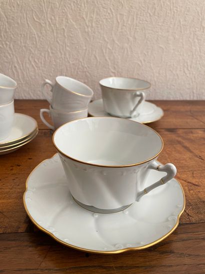 null Pieces of white Limoges porcelain with gilded decoration, out of order.