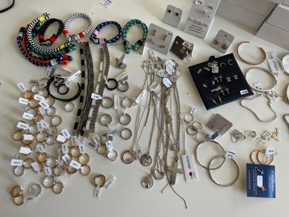 null Important batch of costume jewellery including silver (gross weight: 240 g -...