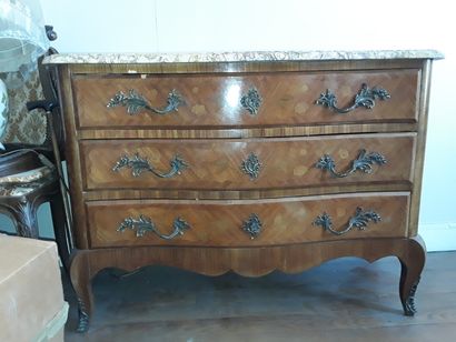 null * Veneer chest of drawers. 

Louis XV style