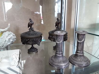 null Lot including : 

- Pair of covered bronze pots with brown patina and stork...