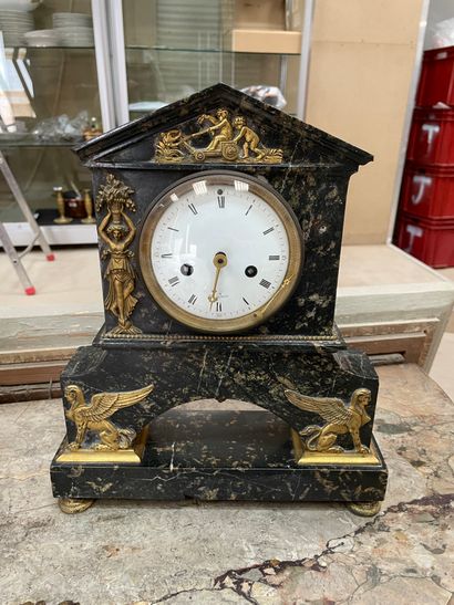 null Marble and gilt bronze clock 

As is. Accidents. 

19th century 

35 x 29 x...