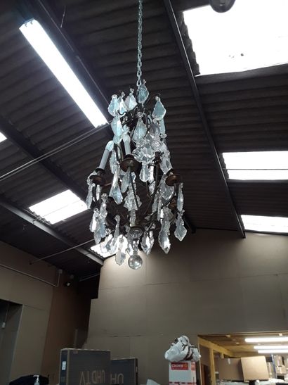 null Chandelier with 6 lights 

H : 100 cm approximately 

(missing)



1 chandelier...