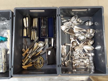 null * Lot of silver and bone cutlery 

various models 

(2 mannettes)