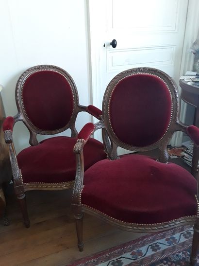 null * Paire de fauteuils en bois naturel, moulurė et sculpté. 

Style Louis XVI