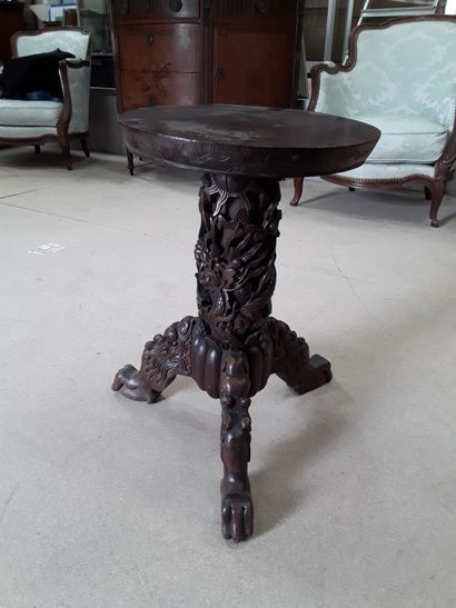 null Tripod pedestal table in carved wood 

Height : 53 cm - Diameter 35 cm