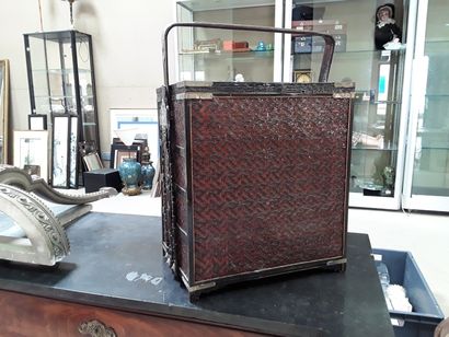 null Small lacquered wood and woven wicker chest 

Far East style 

46 x 41 x 29...