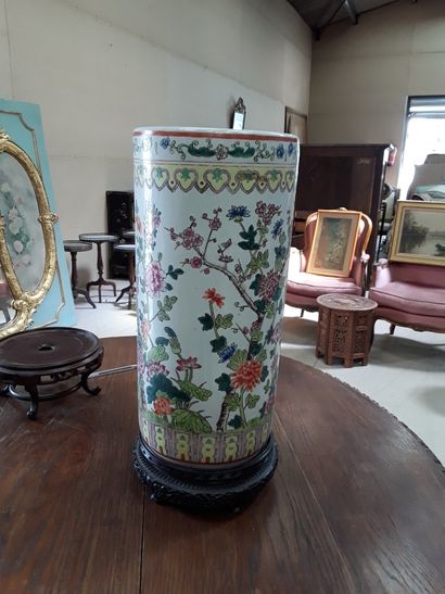 null * CHINE

Vase rouleau porcelaine à décor polychrome de fleurs 

avec socle 

H...