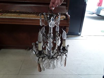 null Chandelier with 6 lights 

H : 100 cm approximately 

(missing)



1 chandelier...