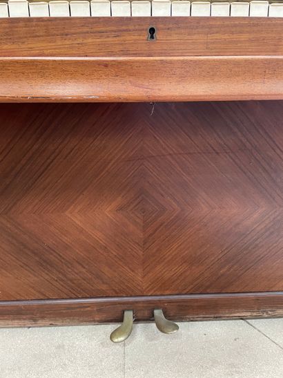 null CAVEAU upright piano in veneer 

numbered 72419 and 7698 

125 x 145,5 x 64,5...