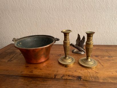 null Ensemble comprenant : paire de flambeaux en bronze doré et ciselé du XIXe siècle...