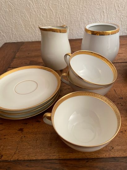 null Pieces of white Limoges porcelain with gilded decoration, out of order.