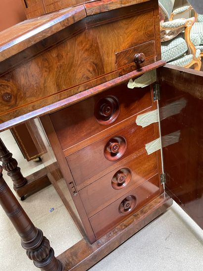 null DAVENPORT desk in burr veneer 

19th century

Damage and missing parts

116...