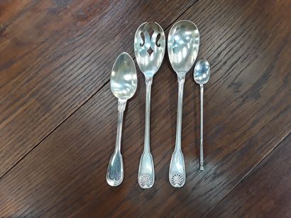 null Lot in silver : 

salad servers and 2 spoons 

Weight : 308 g



A set of silver...