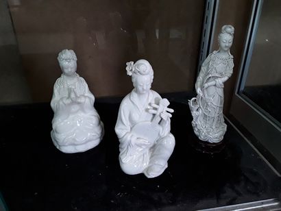 null * Trois sujets en porcelaine et blanc de chine 

Hauteur : 23 cm