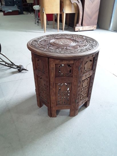 null Carved wooden pedestal table 

H 38 cm Diam 37 cm



We join a small pedestal...