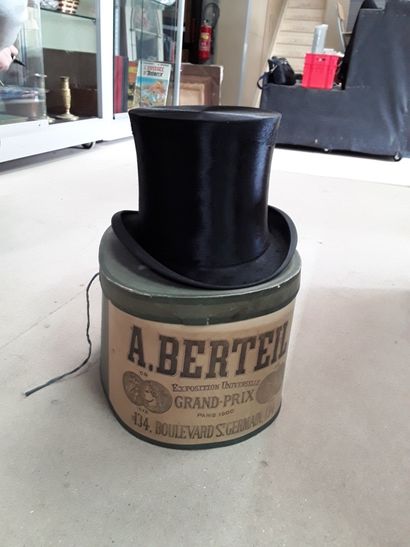 null BERTEIL top hat

In its box