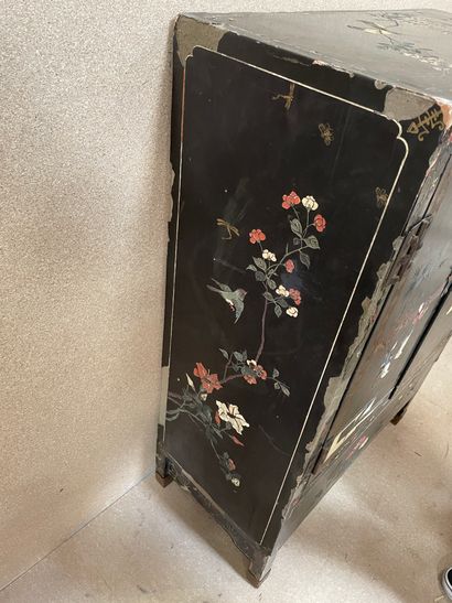 null Small Chinese lacquered two doors cabinet 

Chips and missing parts

As is 

91...