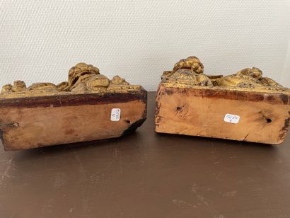 null * Chine 

Paire de sujets Chiens de Fô en bois doré 

H. 21 cm - Larg. 17 c...