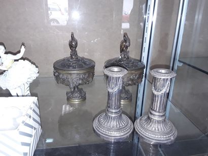 null Lot including : 

- Pair of covered bronze pots with brown patina and stork...