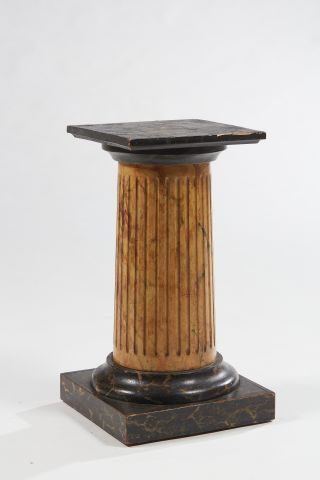 null Truncated wooden column painted in imitation of marble, the fluted shaft 

Louis...