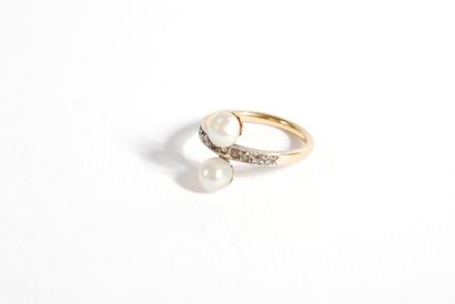 null A toi et moi ring in 18K yellow gold 750‰ adorned with two pearls and small...