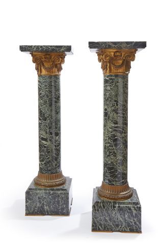 null Paire de colonnes ioniques en marbre vert et bronze doré reposant sur des bases...