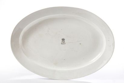 null Grand plat de service ovale en porcelaine blanche à décor du chiffre de Louis-Philippe...