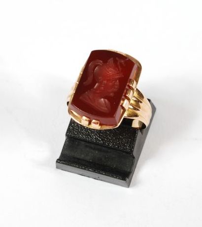 null An 18K yellow gold 750‰ ring set with a rectangular intaglio depicting a helmeted...