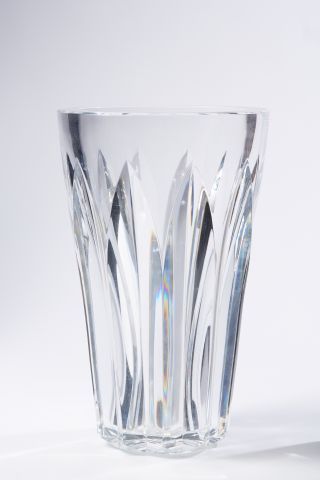 ** BACCARAT 
Important vase en cristal taillé....