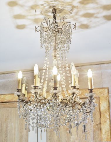null An ormolu basket chandelier decorated with crystals and pendants 

H. 100 c...