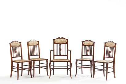null Suite de quatre chaises et un fauteuil en bois marqueté de fleurettes et filets,...