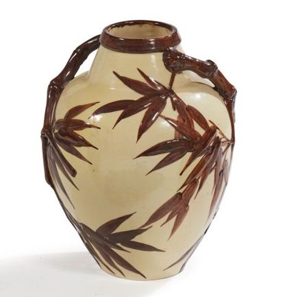 * LACHENAL 

Vase en faïence de forme ovoïde...