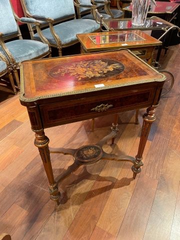 null Veneer and marquetry table

The top reveals a drawer

Tapered legs joined by...