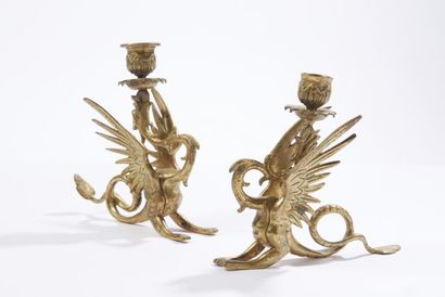 null Paire de flambeaux en bronze à patine dorée figurant des dragons 

Style néogothique,...