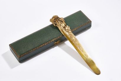 null Albert MARIONNET (1852-1910) 

Grand coupe papier en bronze à patine dorée à...