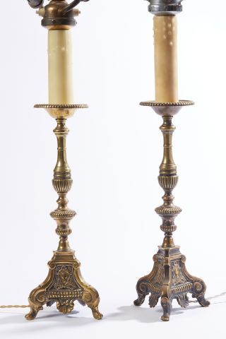 null Paire de pique-cierges d'église en laiton doré montés en lampe.

Style du XVIIIe...