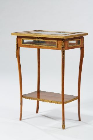 null Small veneer table forming a display case resting on four legs joined by a shelf.

Louis...